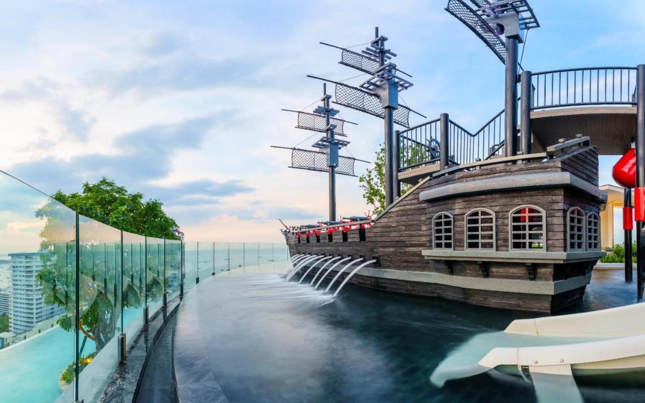 Somerset Pattaya Bagian luar foto The pirate ship at the park