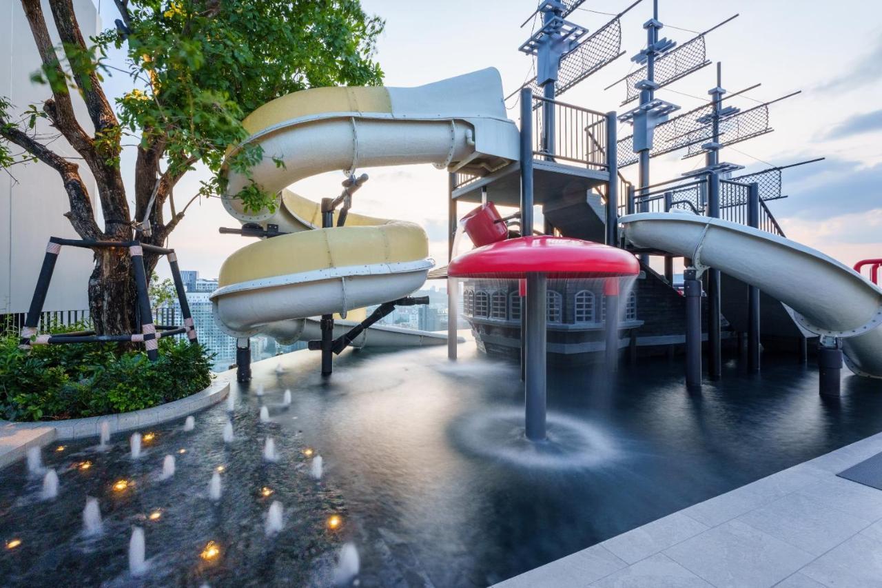 Somerset Pattaya Bagian luar foto Water slide at the rooftop pool