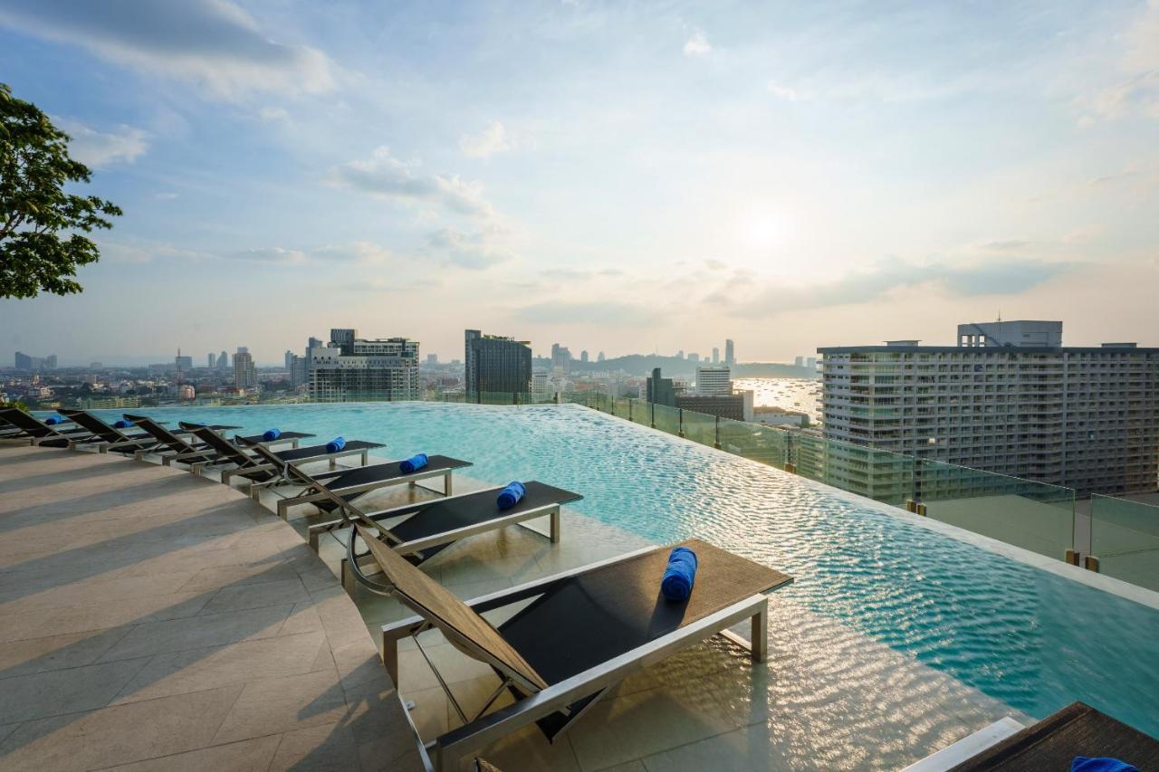 Somerset Pattaya Bagian luar foto Infinity pool at the 39th floor