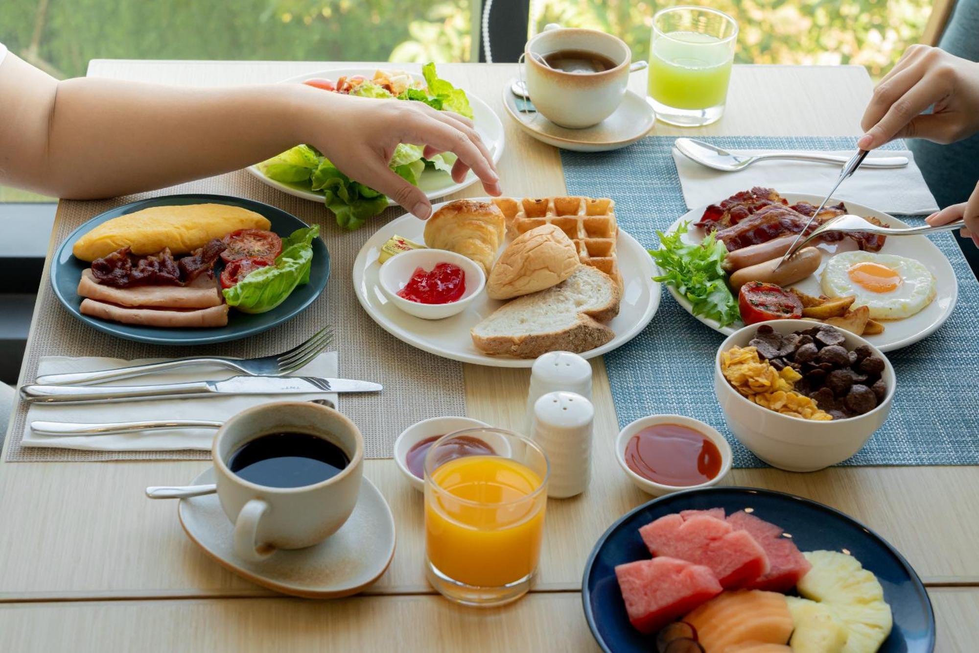 Somerset Pattaya Bagian luar foto A typical American breakfast
