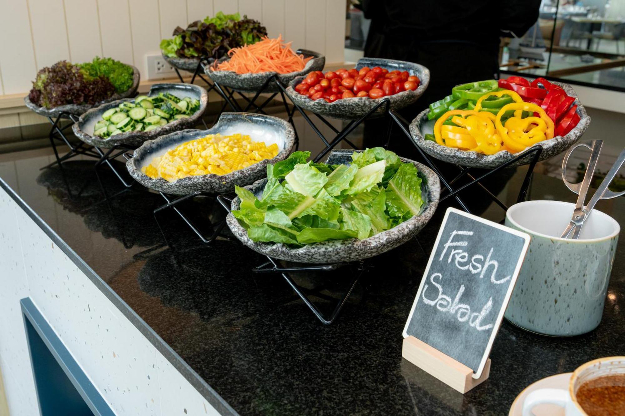 Somerset Pattaya Bagian luar foto A salad bar