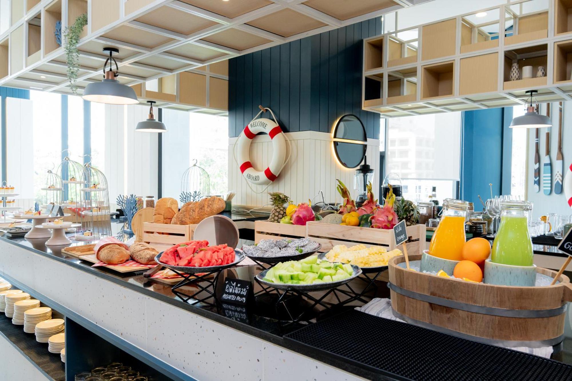 Somerset Pattaya Bagian luar foto A buffet at a hotel