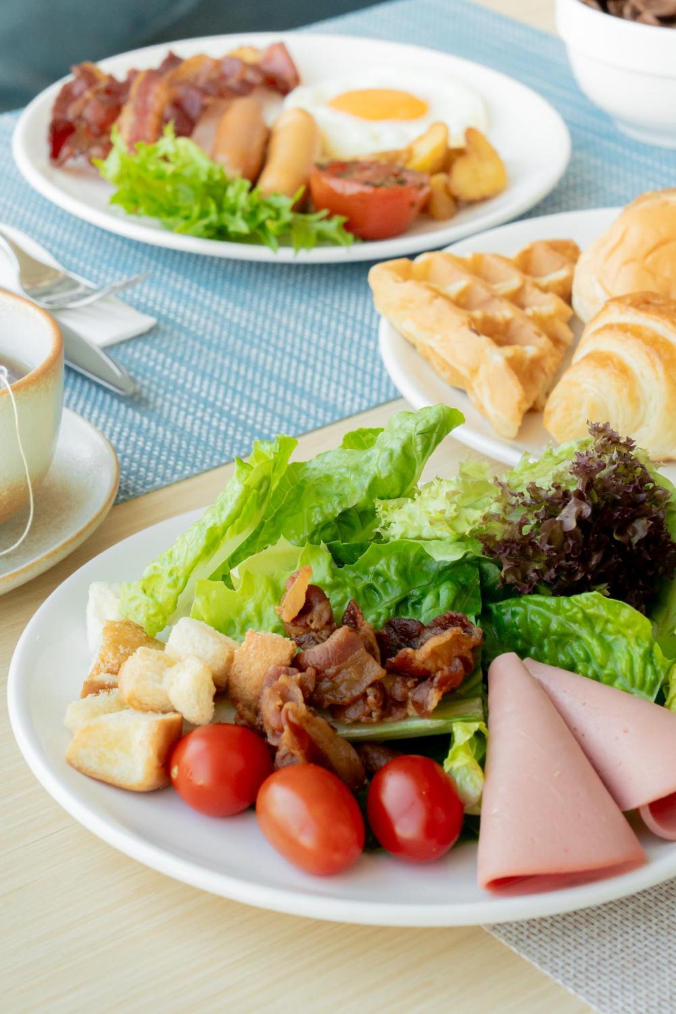 Somerset Pattaya Bagian luar foto A salad with bacon