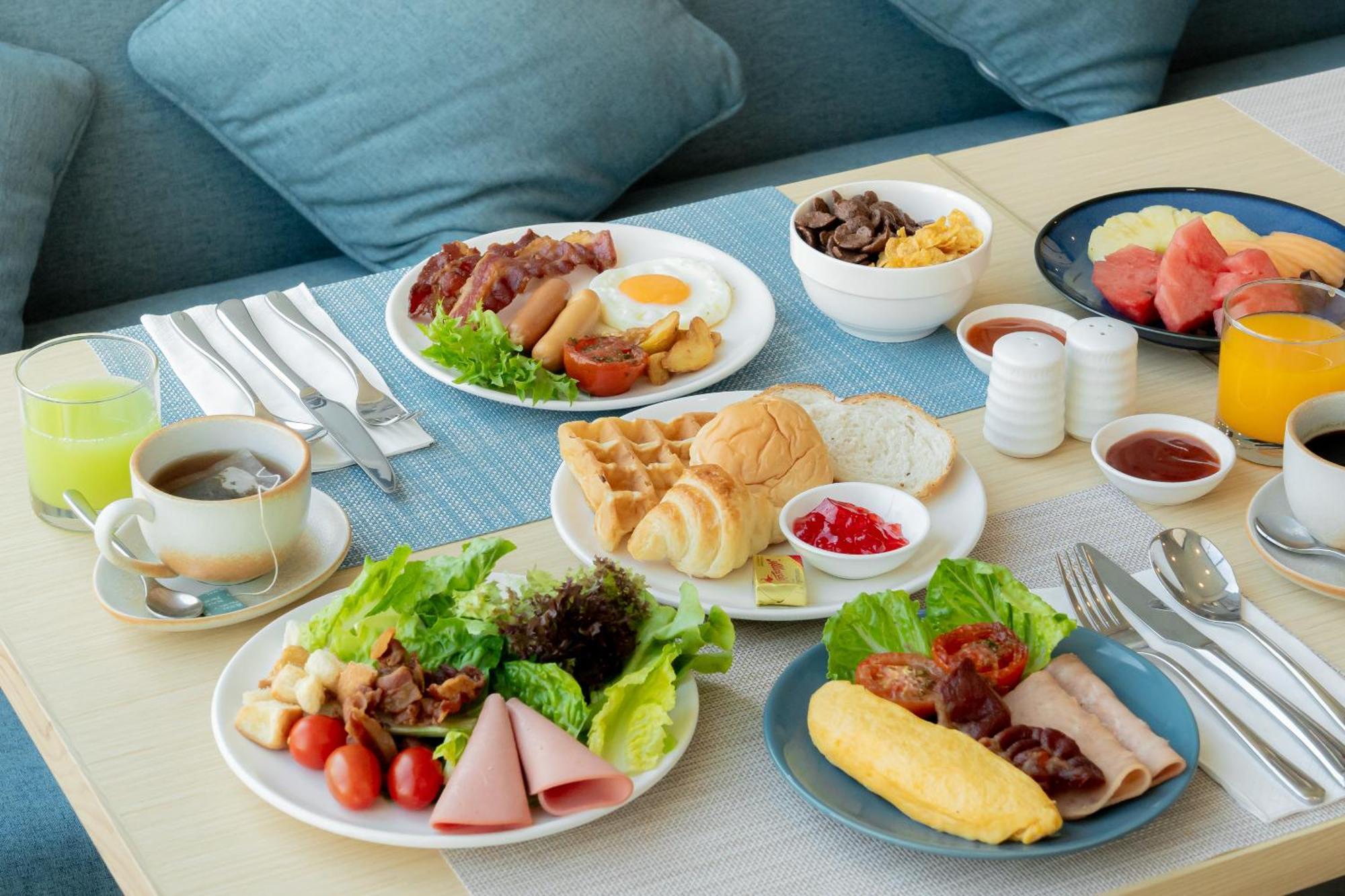 Somerset Pattaya Bagian luar foto A typical Western breakfast