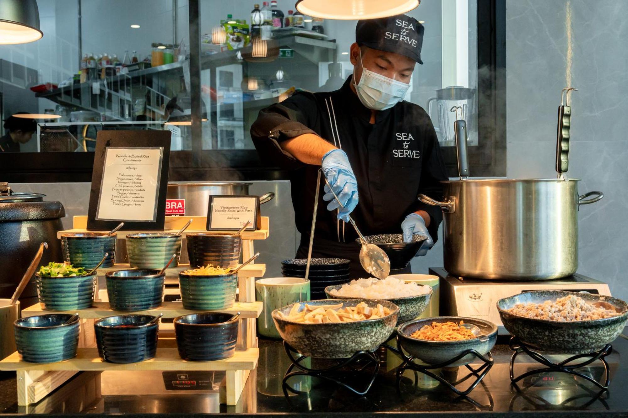 Somerset Pattaya Bagian luar foto A live kitchen at a hotel